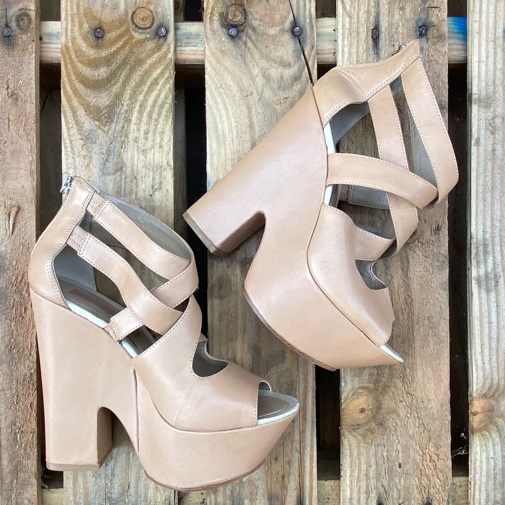 BRAND NEW, BCBG Zoey Platform Sandal